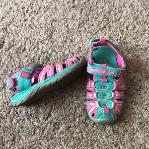 Toddler size 9 summer shoe